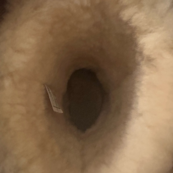 UGG Classic Short Sheepskin Boots in chestnut. Size 7 - Picture 6 of 8